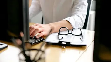 Prăpăd pentru acești bugetari! Guvernul pregătește tăieri masive: salarii diminuate cu 30%