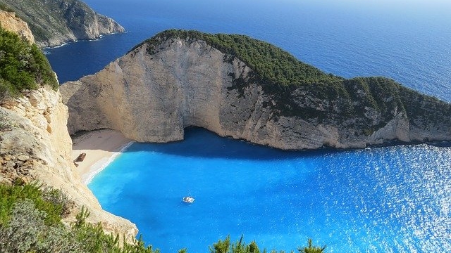 Turiștii români au fost ”țepuiți” în vacanța din Grecia! Au comandat la un restaurant din port, dar au rămas șocați când au văzut nota de plată