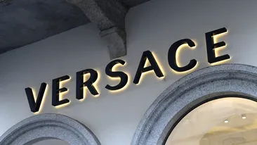 Ce se întâmplă la Versace? Donatella își schimbă rolul, Prada Group preia controlul, iar noul designer vrea deja să plece