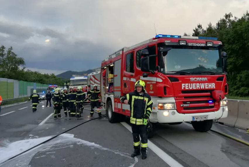 Un autocar cu 49 de români a fost mistuit de flăcări pe o autostradă din Austria