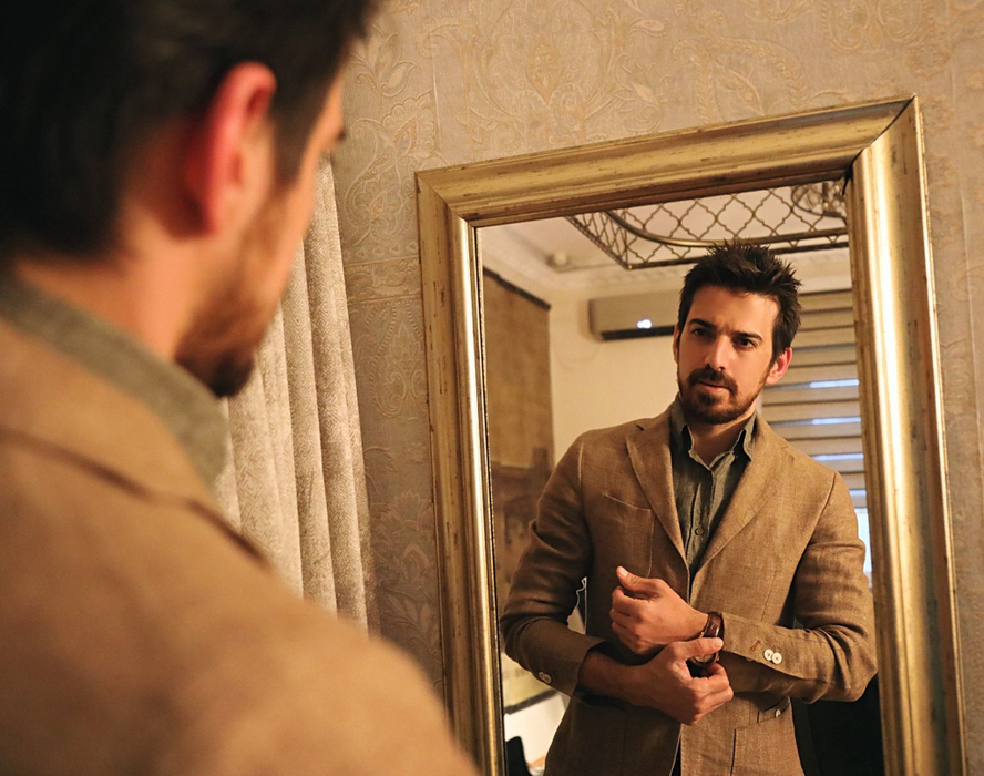 Tuncay s-a pozat alături de un copil şi i-a anunţat pe fani: „Mă pregătesc să fiu tătic”