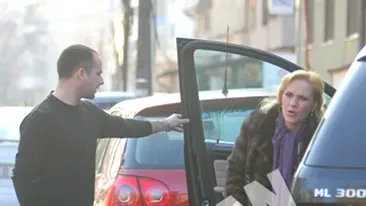 Gravida si-a pierdut echilibrul! Gabriela Firea, la un pas sa cada din masina! Vezi ce i s-a intamplat!