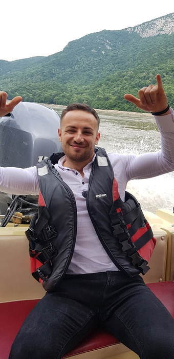 Strigăt disperat de ajutor pentru Ionuț Dincă, motociclistul implicat într-un accident de Crăciun. Înainte de impact, el a împărțit cadouri copiilor din familiile defavorizate
