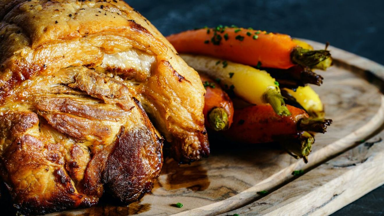 Cotlet de porc din Jimbolia, mâncare de Crăciun cu miros de cetină și vin vechi ca pe vremea lui Radu Anton Roman