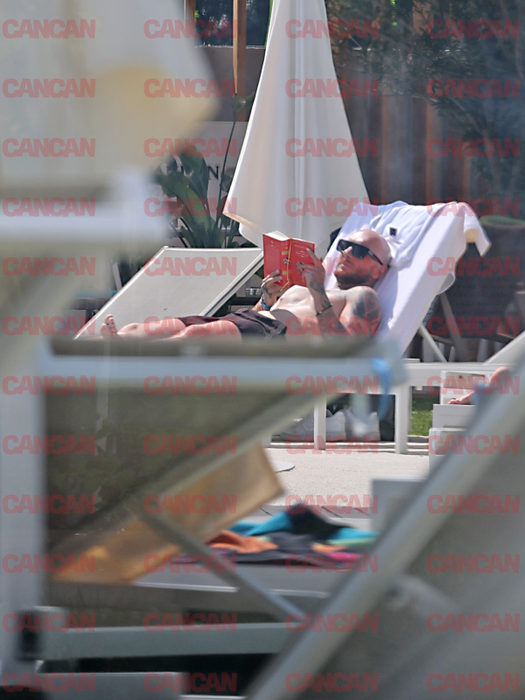 Actorul citește la piscină
