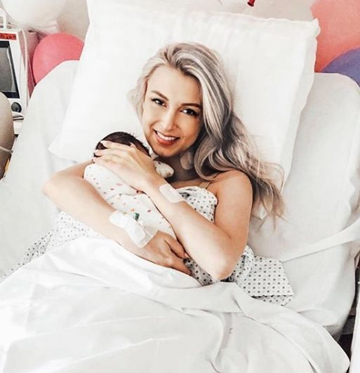 Cum au fost surprinse Andreea Bălan și fetița ei, pe patul de spital: ”Sunt o norocoasă!”