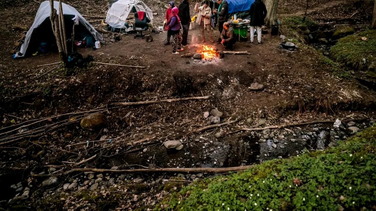 Imagini tulburătoare cu românii care își fac Paștele în Suedia, în corturi
