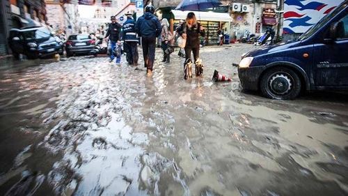 VIDEO | Imagini uluitoare din Palermo! A plouat două ore cât într-un an