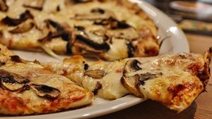 Cât costă o simplă pizza pe final de sezon, în Mamaia? Nota de plată primită de un turist român