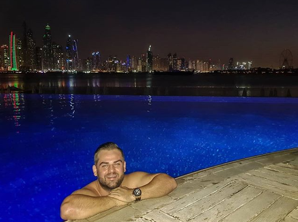 Regele păcănelelor, la piscină