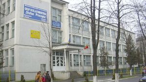 Scandal sexual într-un liceu din Vaslui, după ce o elevă a acuzat tâmplarul de hărțuire. Bărbatul nu se află la prima abatere