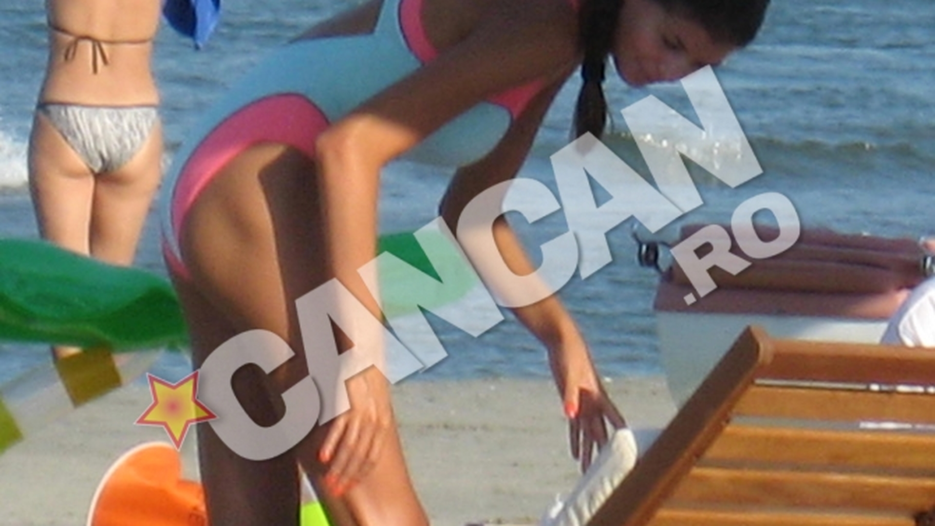 Cea mai neplacuta situatie traita vreodata pe plaja de Monica Gabor! Costumul ei de baie, purtat de o "vecina" de sezlong, mult mai plinuta