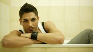 S-au gandit, s-au razgandit si pana la urma au reusit! Uite ce fac Marius Nedelcu de la Akcent si inca doi prieteni cu o masina!