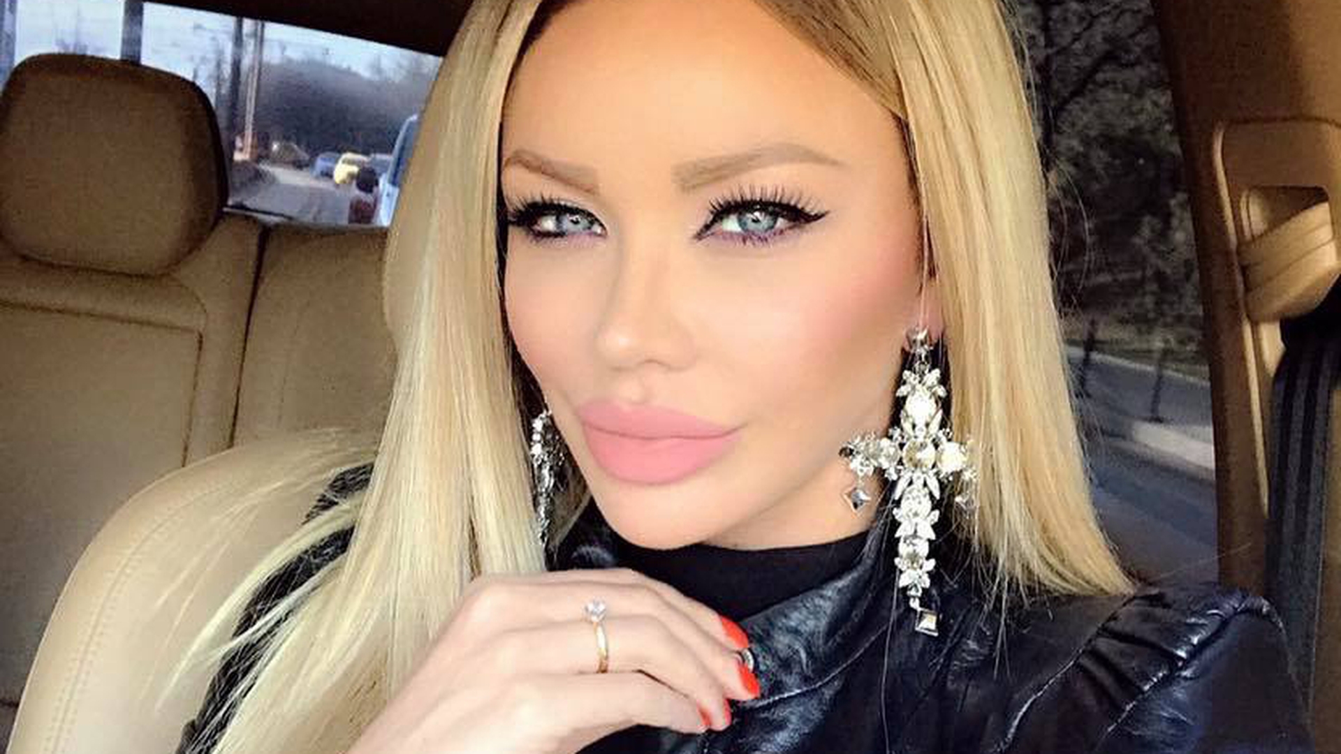 BIANCA DRĂGUŞANU şi-a scos fiica la plimbare! Uite cum s-au asortat cele două