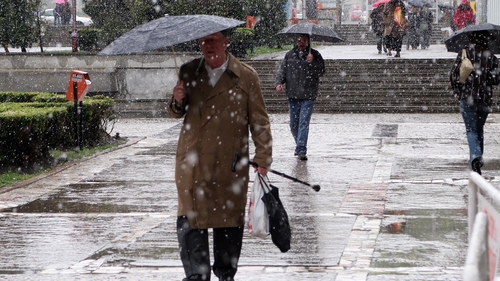 METEO 14 decembrie. Temperaturi în creștere, dar nu scăpăm de ninsori