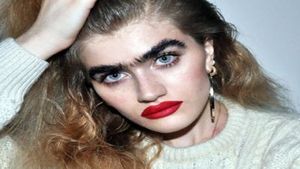 Este manechin de succes şi arată aşa! Blonda refuză să se penseze dintr-un motiv uluitor