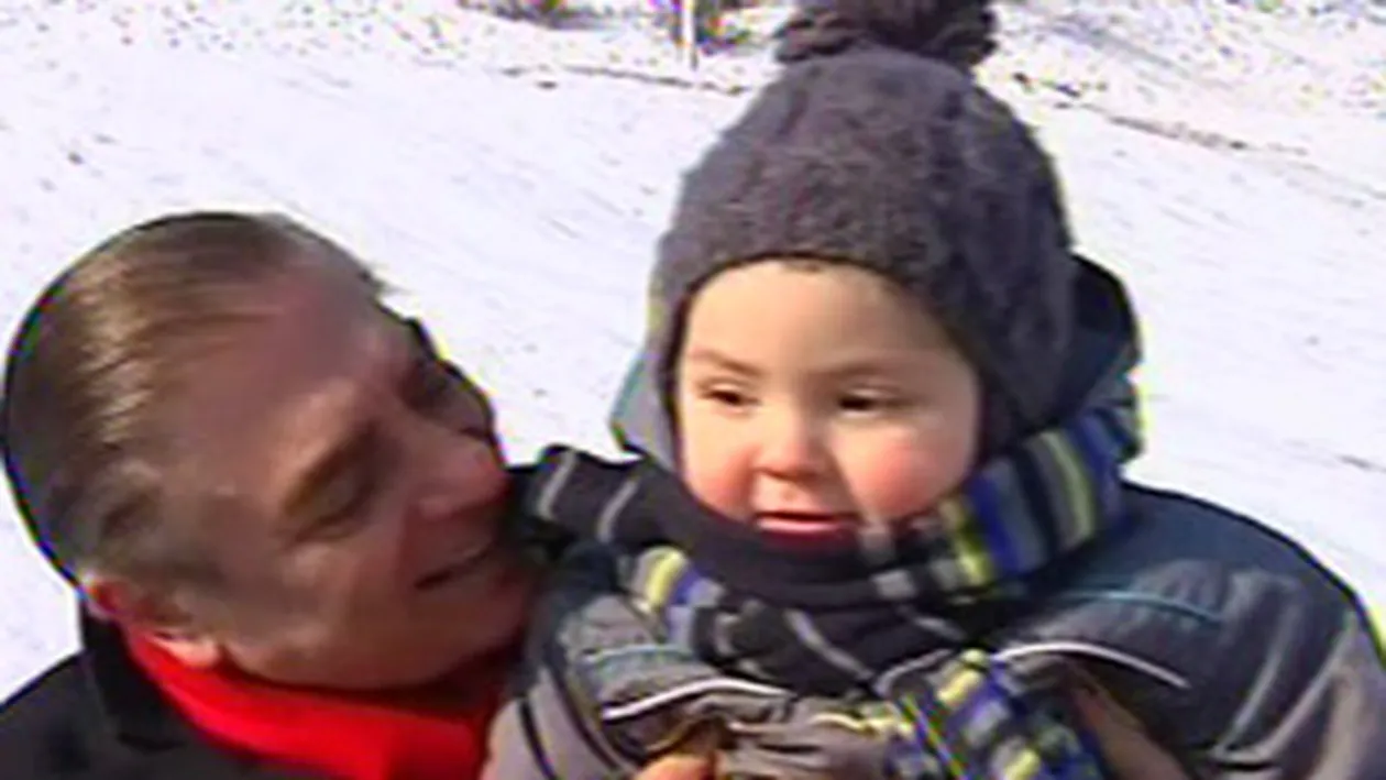 VIDEO Primul sanius regal! Printul Paul si printesa Lia s-au dat pe derdelus impreuna cu fiul lor!