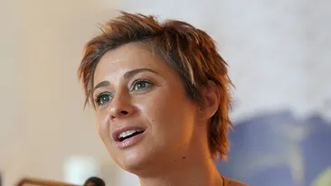 Imagini de senzatie! Prodanca a renuntat la decolteuri si s-a imbracat in straie arabesti! Uite cum arata!