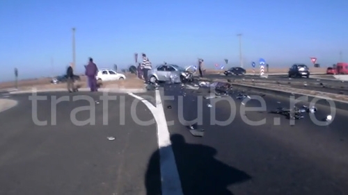 Imagini SOCANTE! Un copil isi plânge părintii in urma unui accident si priveste incremenit TRAGEDIA de pe sosea