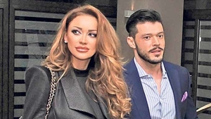 EXCLUSIV! Ultimele poze cu BIANCA DRĂGUŞANU înainte de naştere! A făcut o criză în centrul Bucureştiului. E programată pentru marţi la cezariană, însă poate naşte în orice moment