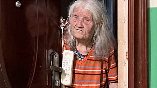 Cum a ajuns Vetica "spaima" unui bloc din Iași. Ce le face pensionara de 96 de ani vecinilor