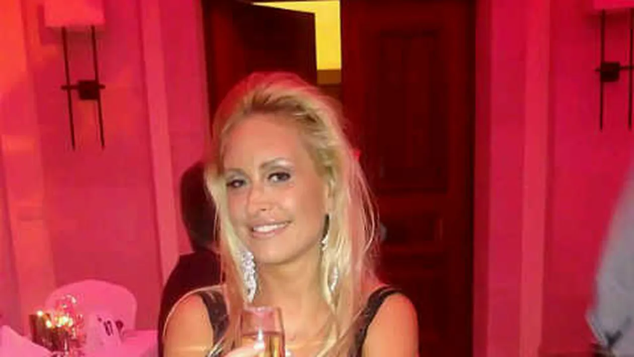 Vica, mai ceva ca Regina Angliei de Revelion! A intampinat 2013 la Londra, acoperita cu 13 mii de euro!