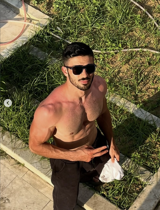 El este vânzătorul de porumb care frânge inimi! Milioane de tinere de pe tot globul tânjesc după el și fac coadă în fața tarabei