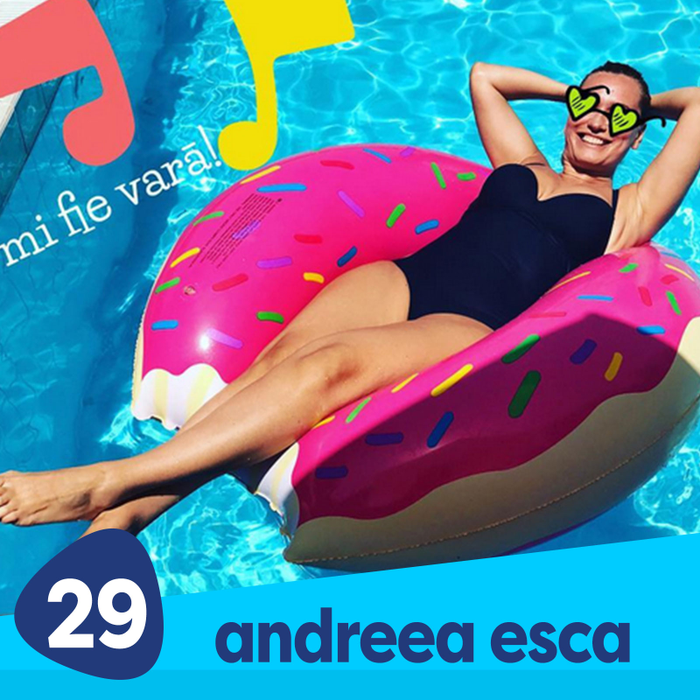Andreea Esca, sexy și jucăușă pe plajă