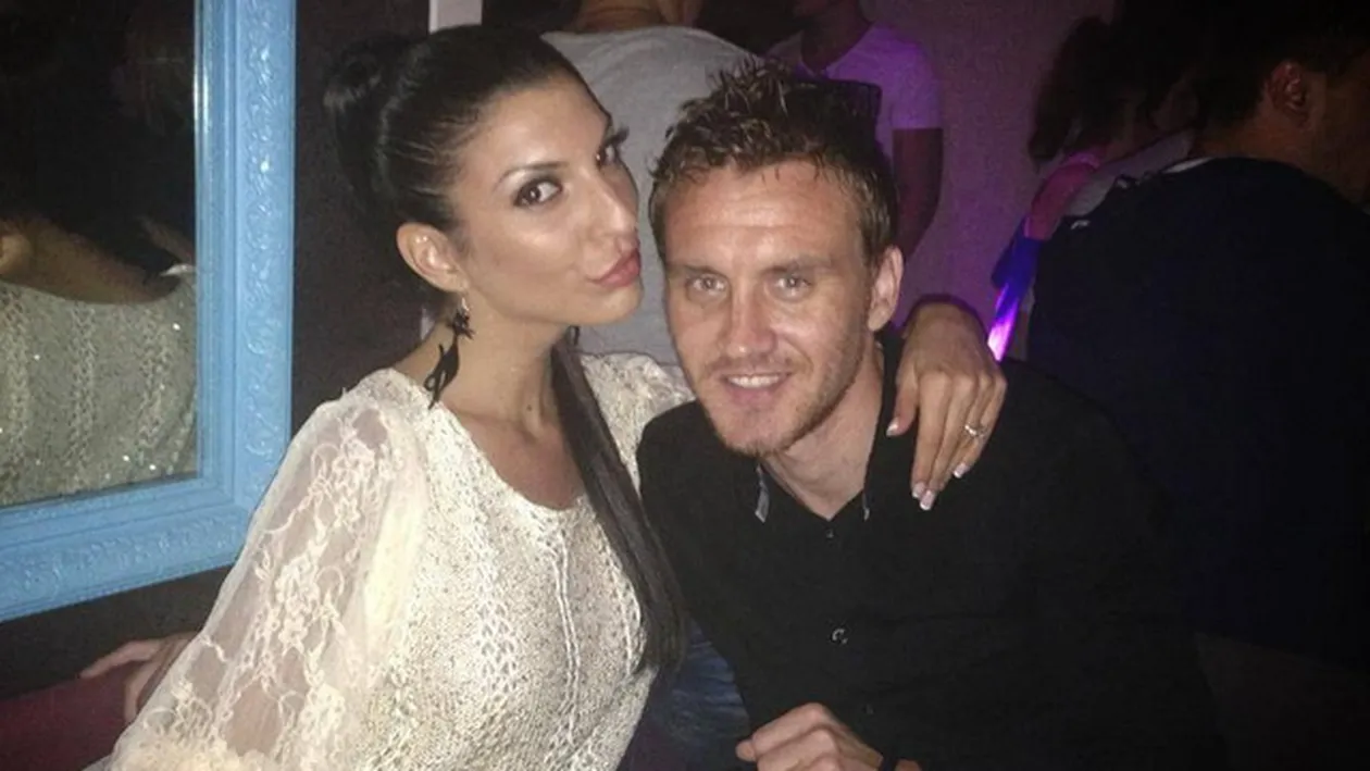 Ea bagata sub plapuma pe canicula, el cu sosete in picioare… Ce cuplu celebru de la noi doarme noaptea infofolit pana in gat!