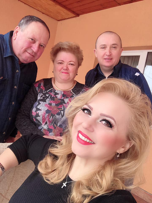 Cornelia și Lupu Rednic, despre viața în sărăcie la mașină de 80.000 €! NU îi recunoști la propria lor nuntă de acum 27 de ani