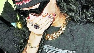 Bea pana dimineata, se drogheaza si era cat pe ce sa vomite in public. Rihanna se autodistruge
