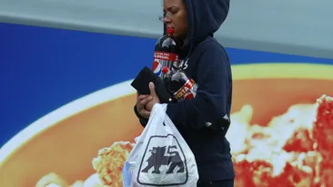 Nadine a iesit la magazinul de la bloc dupa lapte pentru copil, dar a plecat in oras tinandu-se de mana cu o femeie!