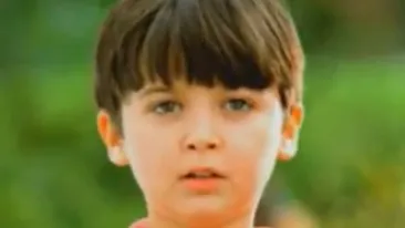 Nici de data asta nu l-a sarutat, insa l-a infierbantat!Vezi ce face ACUM in compania fetelor pustiul din reclama la branza topita