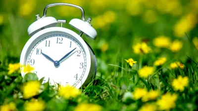 Ora de vară 2026. Când „dăm ceasurile înainte”. Cum este afectat „mersul trenurilor”