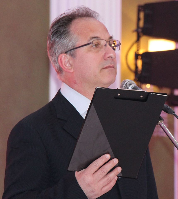 Ce s-a întâmplat cu actorul de la Divertis care îl imita perfect pe Ion Iliescu. Ce face acum Cristian Grețcu pentru bani, după ce s-a retras din televiziune