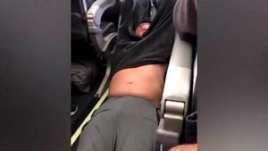 Acest pasager a fost târât afară dintr-un avion şi bătut, iar imaginile au ajuns rapid să facă înconjurul planetei. Motivul a fost unul incredibil