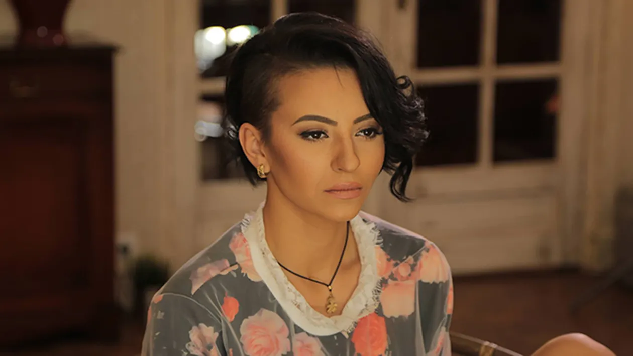 Nimeni nu si-ar fi imaginat sa o vada vreodata asa! Giulia Anghelescu s-a vopsit BLONDA! Uite cum ii sta!