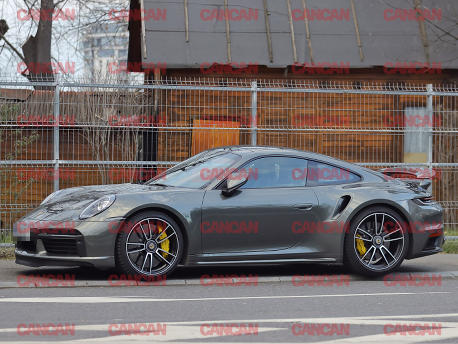 Iubita îi învârte pe degete maşinile de lux! Smără i-a “reţinut” Porsche-ul şi… Tratament regesc pentru prietenul blănos