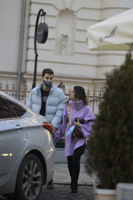 Mira, de mână cu iubitul ei, Andrei, prin centrul Bucureștiului