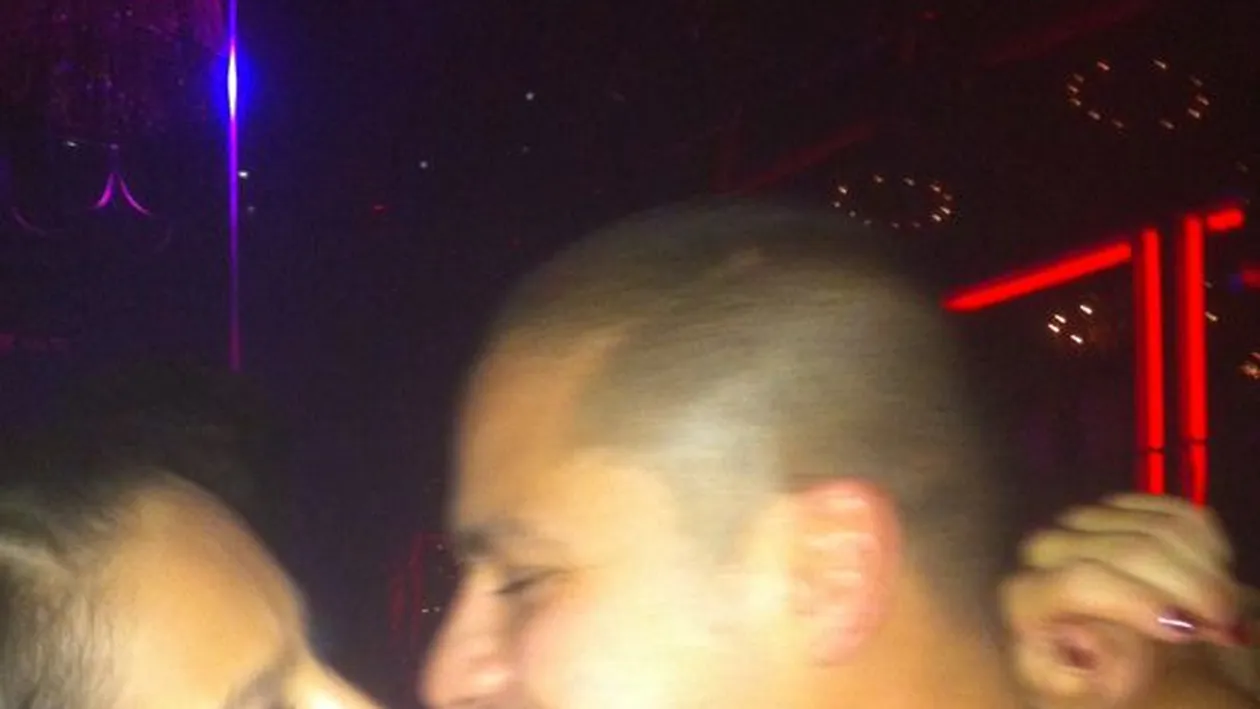 Augustin Viziru nu se lasa si spera in continuare sa-si gaseasca jumatatea. Actorul s-a sarutat patimas cu o bruneta! O fi ea?