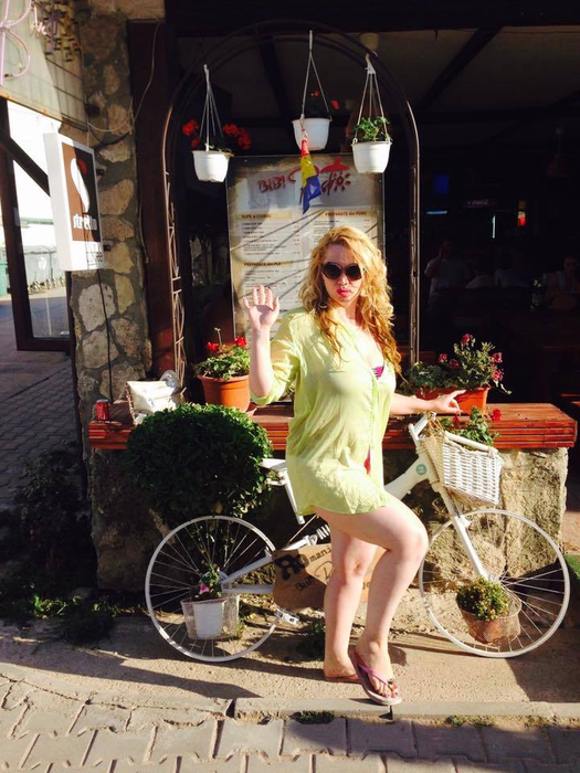 Oana Lis recunoaşte că îşi ajustează pozele în Photoshop: ”Fundul e real, burtica nu!”