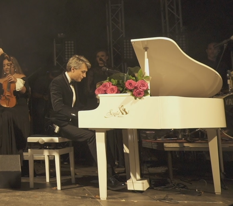 Xenti Runceanu colaborează ca pianist la mai multe proiecte muzicale foto: Facebook