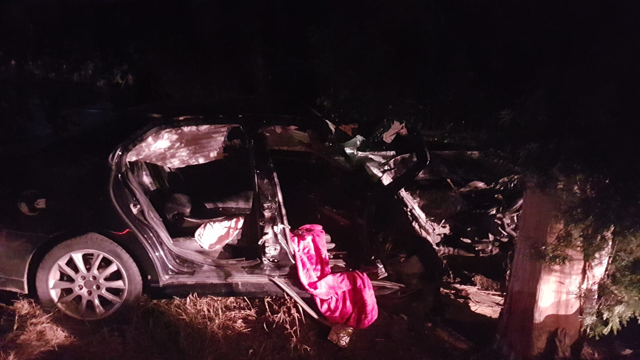 Accident grav în Teleorman. Doi tineri au intrat cu mașina într-un copac. Băiatul a rămas încarcerat