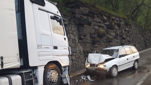 Grav accident în Vâlcea. Șoferul unui TIR a pierdut controlul volanului, a intrat pe contrasens și a lovit în plin un autoturism