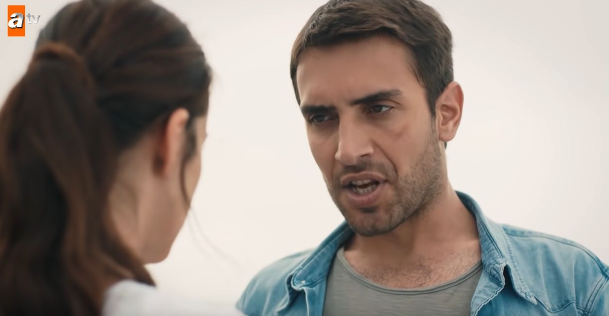 FOTO / Drama prin care a trecut un cunoscut actor turc. Și-a pierdut părinții când avea doar 16 ani