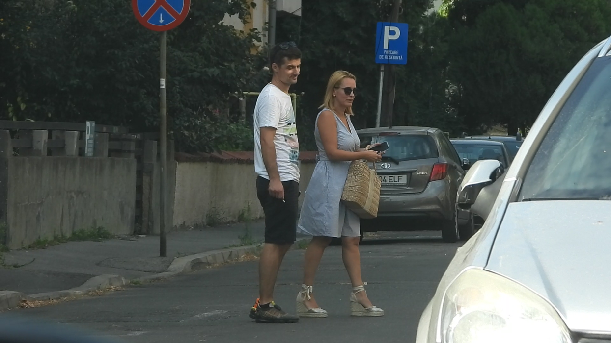 Andreea Esca este condusă de Eugen Lumezianu spre casa ei (Foto: CANCAN.RO)