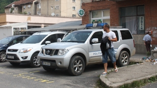 Trei tineri fani ai muzicii electronice cercetaţi de DIICOT pentru posesie de droguri