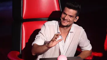 Cele două concurente au cântat lasciv pe scena VOCEA ROMÂNIEI şi au încins atmosfera, dar TUDOR CHIRILĂ a răbufnit!