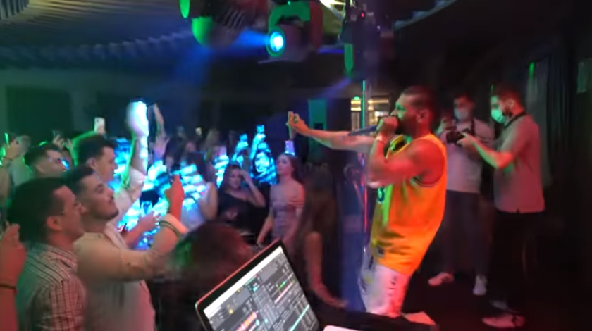 Amenzi drastice la un majorat unde a cântat Dorian Popa. Tinerii s-au înghesuit lângă artist şi nu au păstrat distanţarea socială