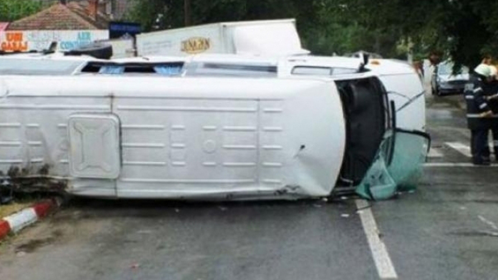 Un microbuz s-a rasturnat in apropiere de Slatina, 12 persoane au ajuns la spital. Afla in ce stare sunt